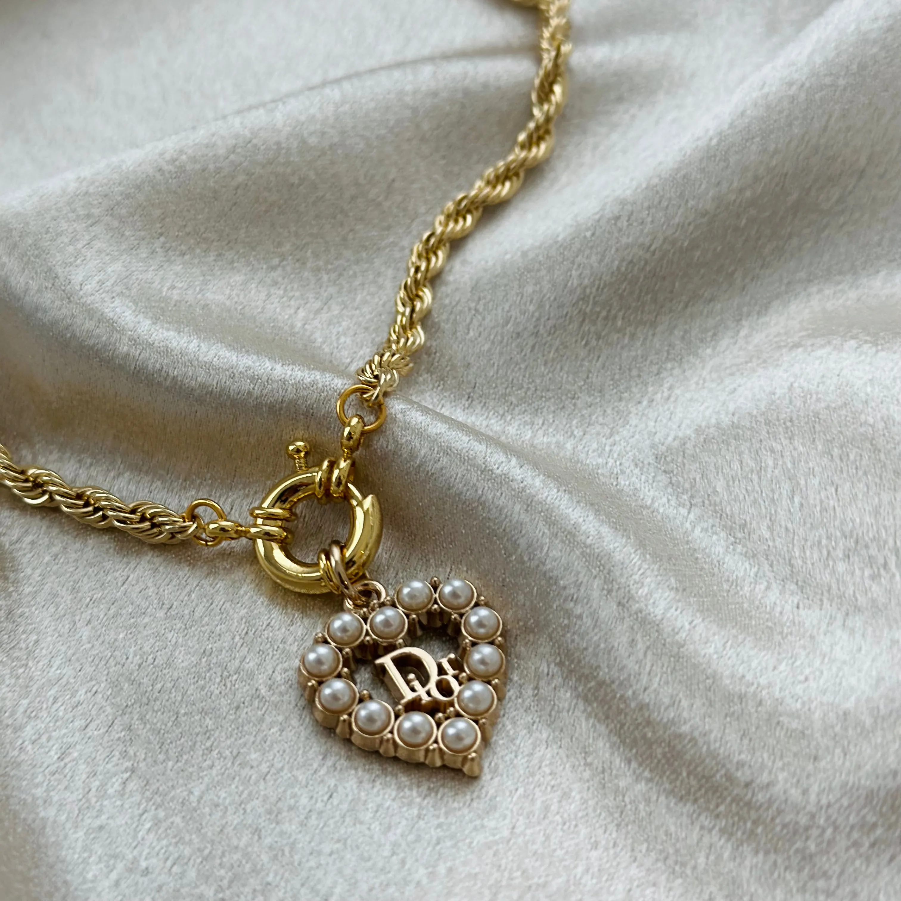 DIOR LUNA ROUND CLASP CHOKER NECKLACE