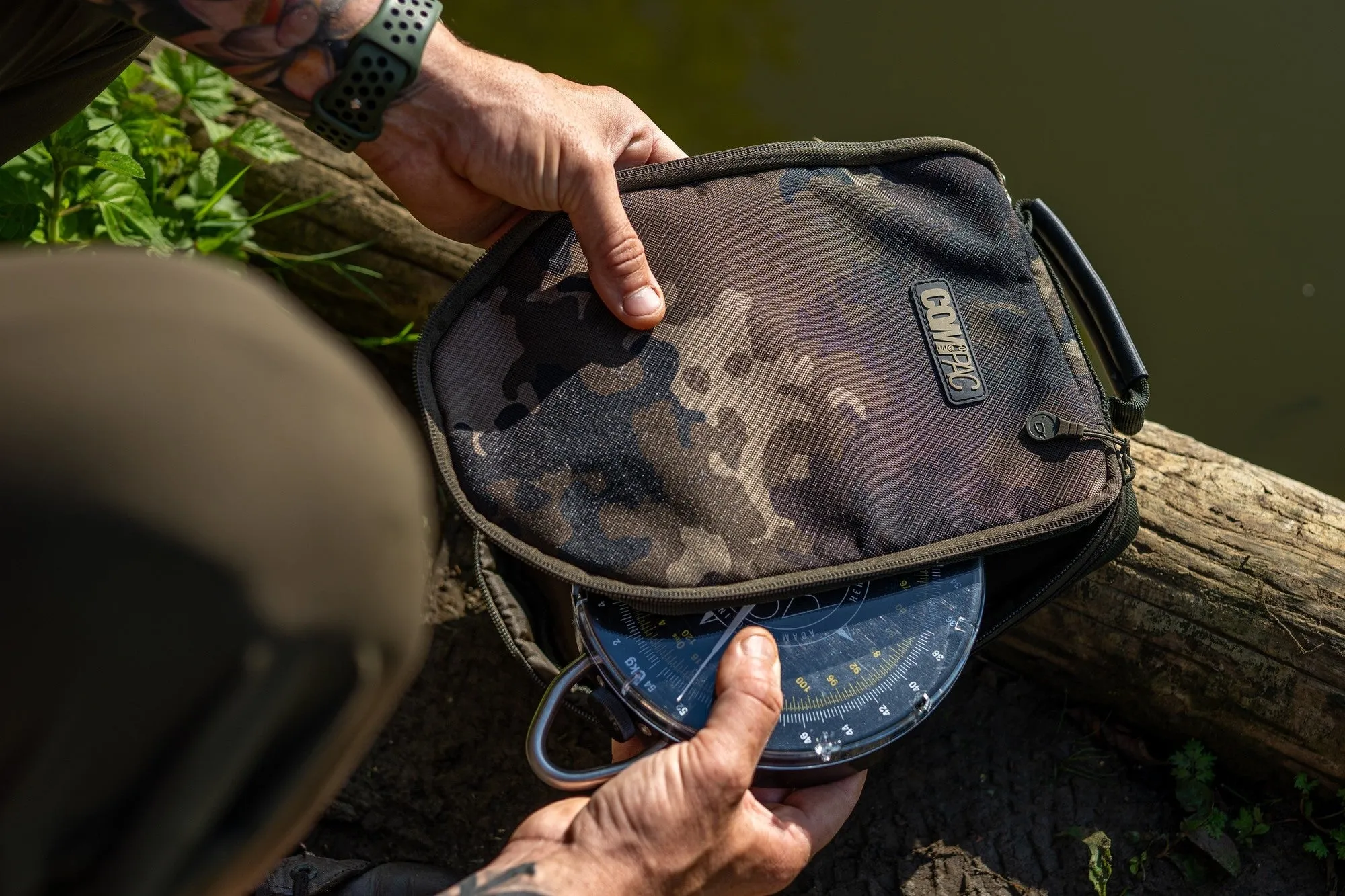 Korda Compac Scales Pouch Dark Kamo